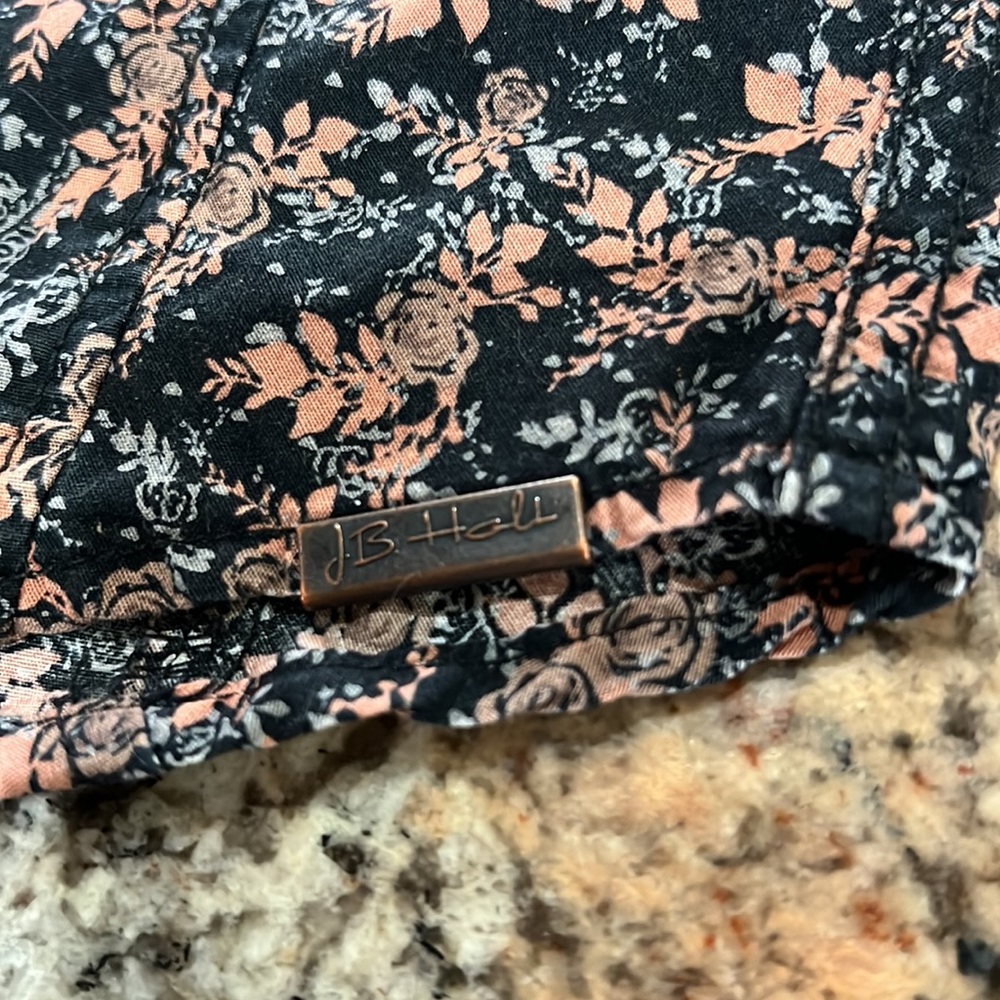 Casual Short-Sleeve Button-Down Shirt in Black with Coral Print - Picture 2 of 8